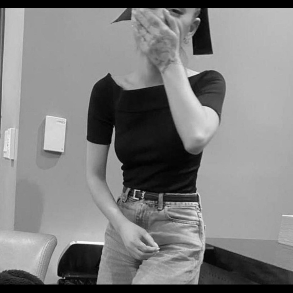 Ariana Grande Off the Shoulder shirt Size 4 women’s
